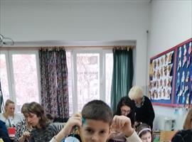 Четири одељења првог разреда су одржала радионицу пред новогодишњи базар. Радионице су организовале учитељице и позвале су родитеље ученика да заједно са својом дечицом буду креативни, да улепшају и деци и себи тај дан.