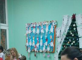 Четири одељења првог разреда су одржала радионицу пред новогодишњи базар. Радионице су организовале учитељице и позвале су родитеље ученика да заједно са својом дечицом буду креативни, да улепшају и деци и себи тај дан.