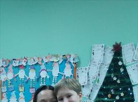 Четири одељења првог разреда су одржала радионицу пред новогодишњи базар. Радионице су организовале учитељице и позвале су родитеље ученика да заједно са својом дечицом буду креативни, да улепшају и деци и себи тај дан.