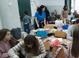 Четири одељења првог разреда су одржала радионицу пред новогодишњи базар. Радионице су организовале учитељице и позвале су родитеље ученика да заједно са својом дечицом буду креативни, да улепшају и деци и себи тај дан.