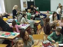 Четири одељења првог разреда су одржала радионицу пред новогодишњи базар. Радионице су организовале учитељице и позвале су родитеље ученика да заједно са својом дечицом буду креативни, да улепшају и деци и себи тај дан.