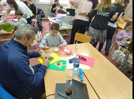 Четири одељења првог разреда су одржала радионицу пред новогодишњи базар. Радионице су организовале учитељице и позвале су родитеље ученика да заједно са својом дечицом буду креативни, да улепшају и деци и себи тај дан.