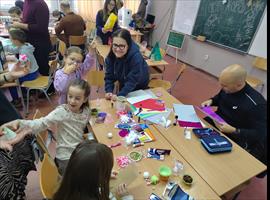 Четири одељења првог разреда су одржала радионицу пред новогодишњи базар. Радионице су организовале учитељице и позвале су родитеље ученика да заједно са својом дечицом буду креативни, да улепшају и деци и себи тај дан.