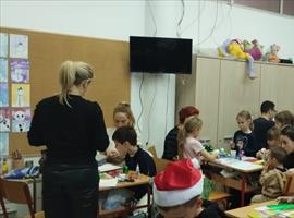 Четири одељења првог разреда су одржала радионицу пред новогодишњи базар. Радионице су организовале учитељице и позвале су родитеље ученика да заједно са својом дечицом буду креативни, да улепшају и деци и себи тај дан.