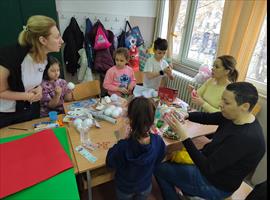 Четири одељења првог разреда су одржала радионицу пред новогодишњи базар. Радионице су организовале учитељице и позвале су родитеље ученика да заједно са својом дечицом буду креативни, да улепшају и деци и себи тај дан.