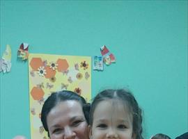 Четири одељења првог разреда су одржала радионицу пред новогодишњи базар. Радионице су организовале учитељице и позвале су родитеље ученика да заједно са својом дечицом буду креативни, да улепшају и деци и себи тај дан.